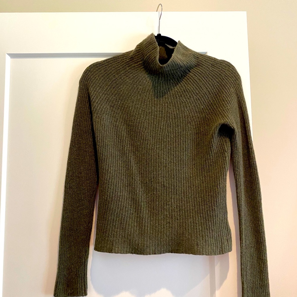 360 Cashmere OLIVE green turtleneck size S